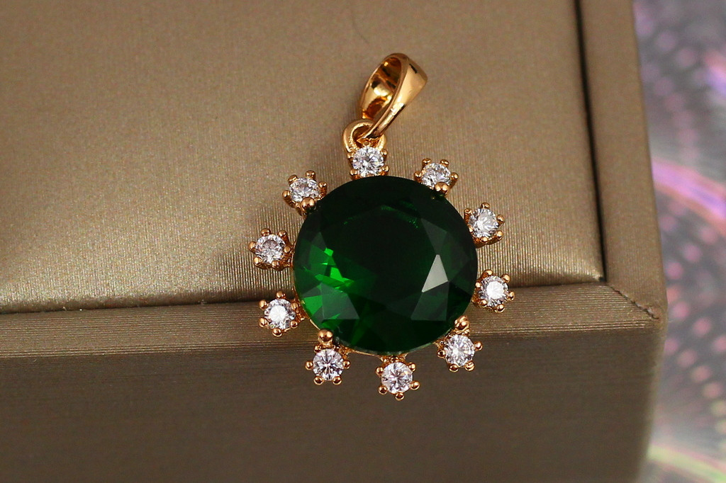 Кулон Xuping Jewelry солнышко с зелеными камнями 1.7 см золотистый
