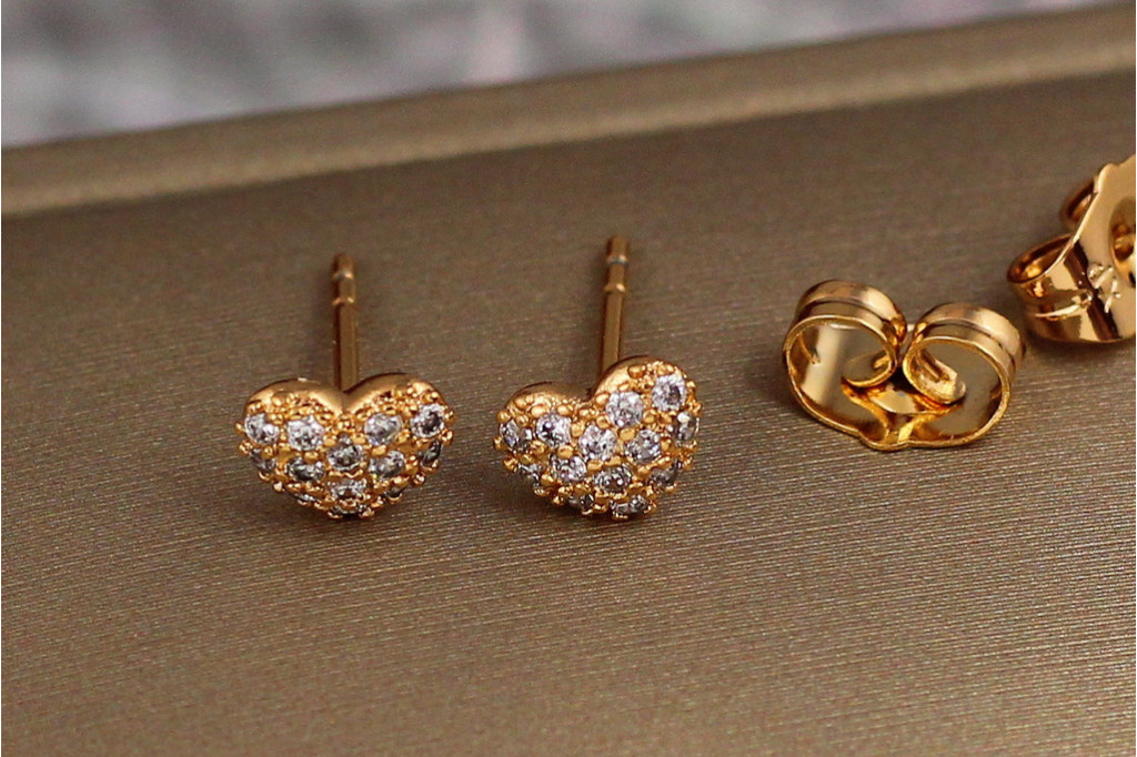Серьги гвоздики Xuping Jewelry маленькие сердечки с камешками 5 мм  золотистые