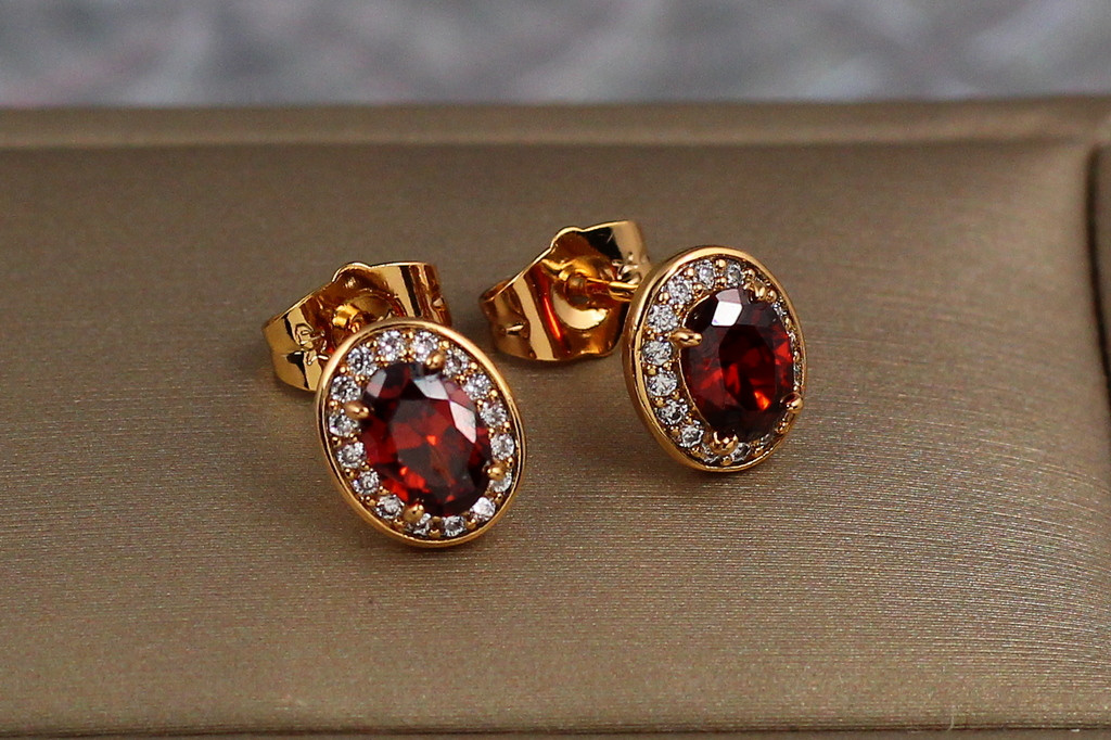 Сережки гвоздики Xuping Jewelry овальні малинки з червоним камінням 10 мм золотисті