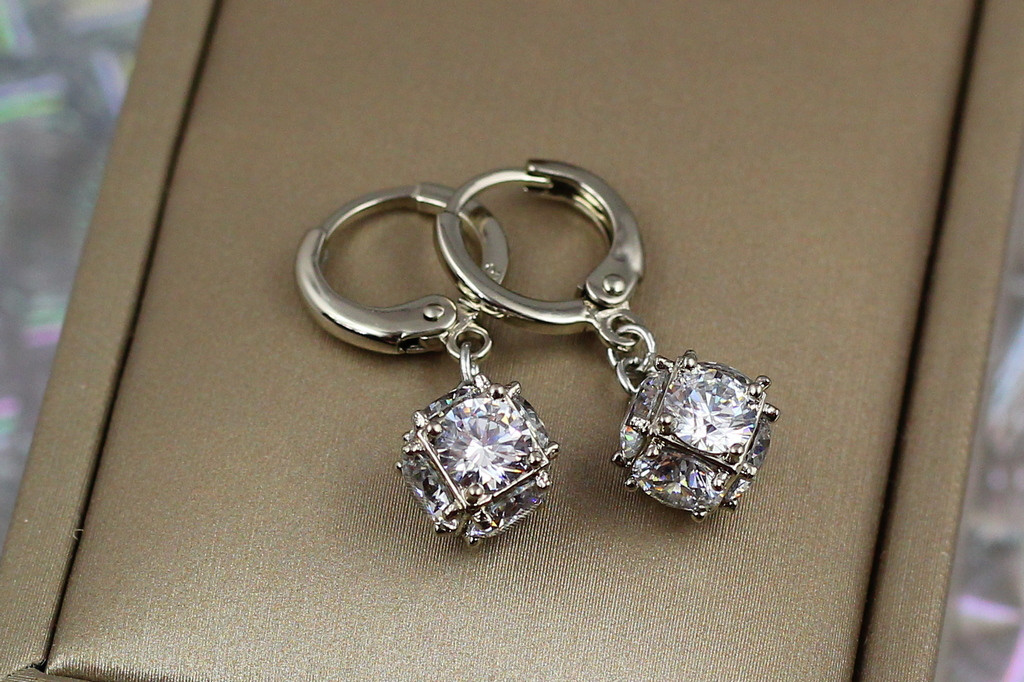 Сережки Xuping Jewelry фіаніти в кубику 8 мм 2.8 см сріблясті