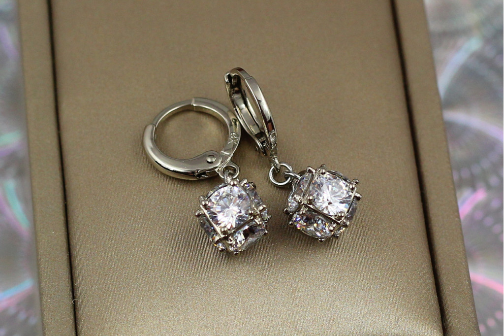 Сережки Xuping Jewelry фіаніти в кубику 8 мм 2.8 см сріблясті