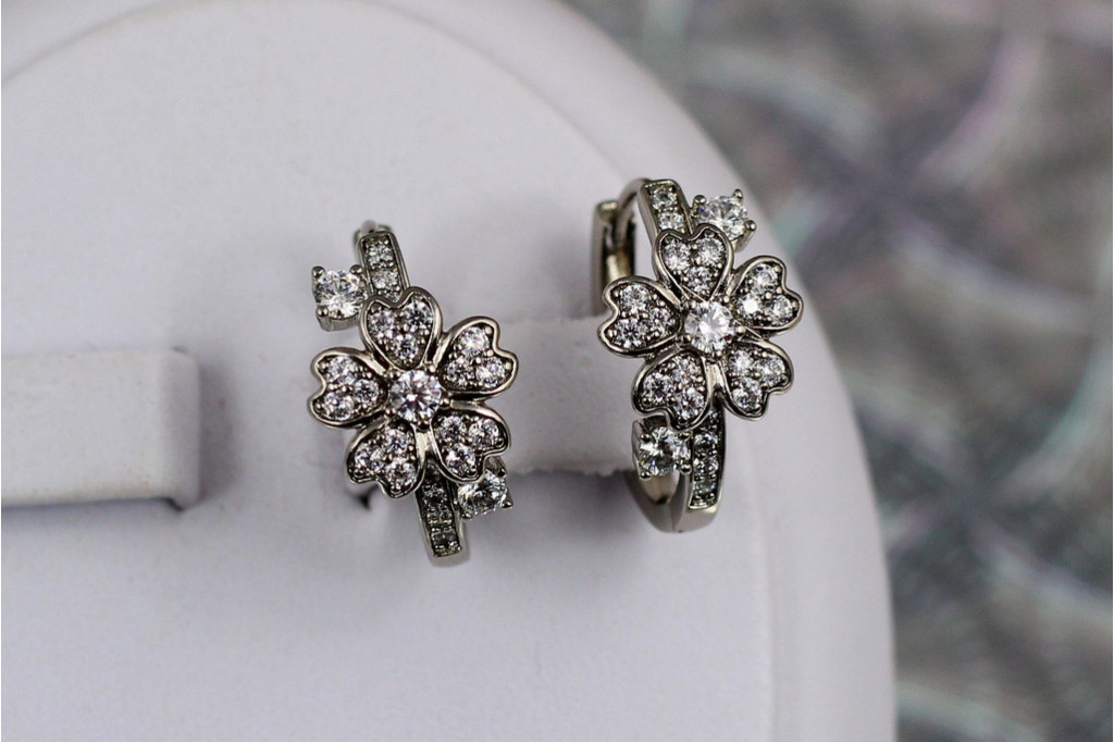 Серьги Xuping Jewelry цветочек с листочками 1.8 см серебристые