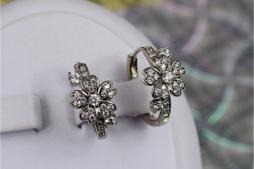 Серьги Xuping Jewelry цветочек с листочками 1.8 см серебристые