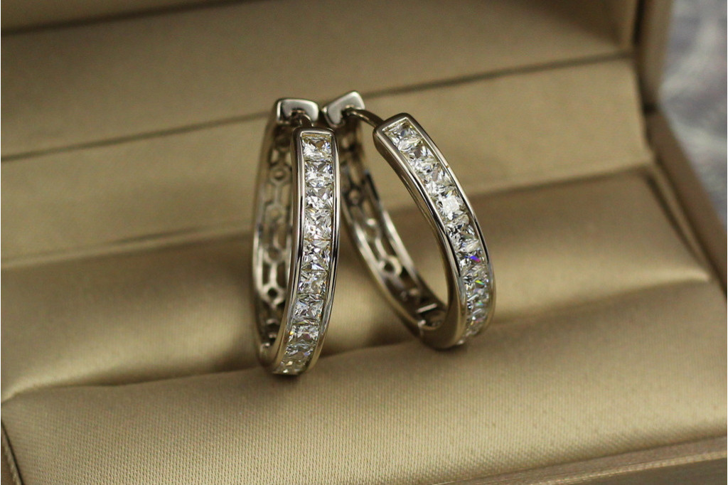 Сережки Xuping Jewelry доріжку з камінців із гладкими бортиками ззаду дірочки 2 см сріблясті
