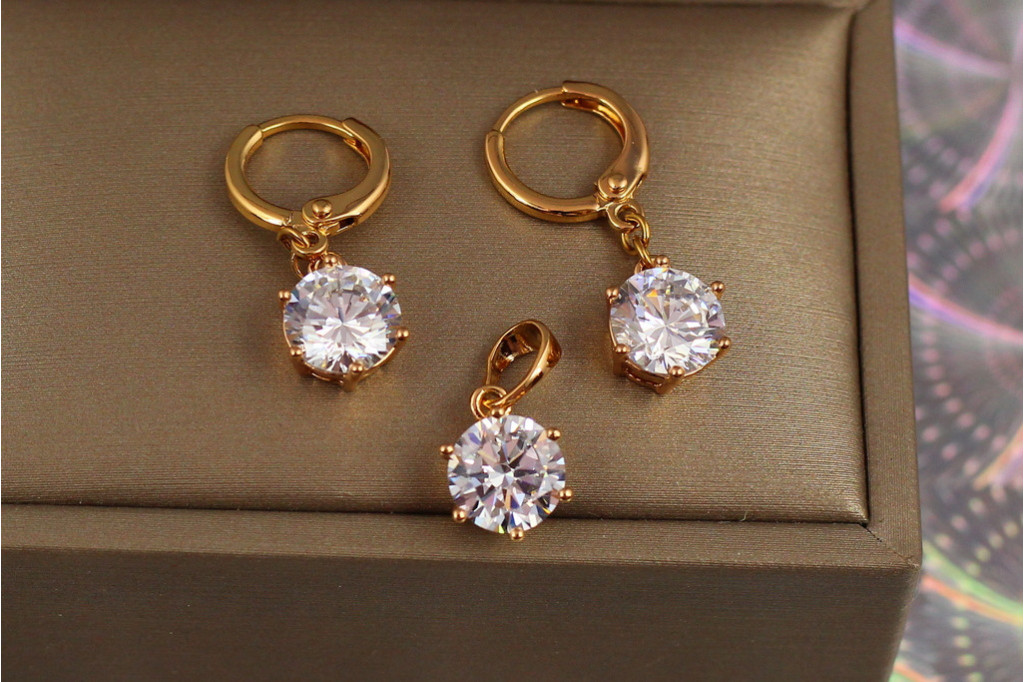Набор Xuping Jewelry серьги и кулон белые камни 8 мм шесть креплений золотистый