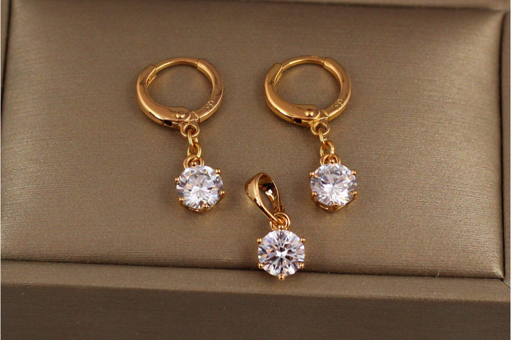 Набор Xuping Jewelry серьги и кулон белые камни 6 мм шесть креплений золотистый