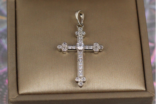 Крестик Xuping Jewelry трилистниковый с камнем в центре 3.3 см серебристый