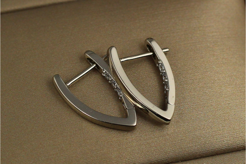 Серьги  Xuping Jewelry стрелки с камнями сзади 2 см серебристые