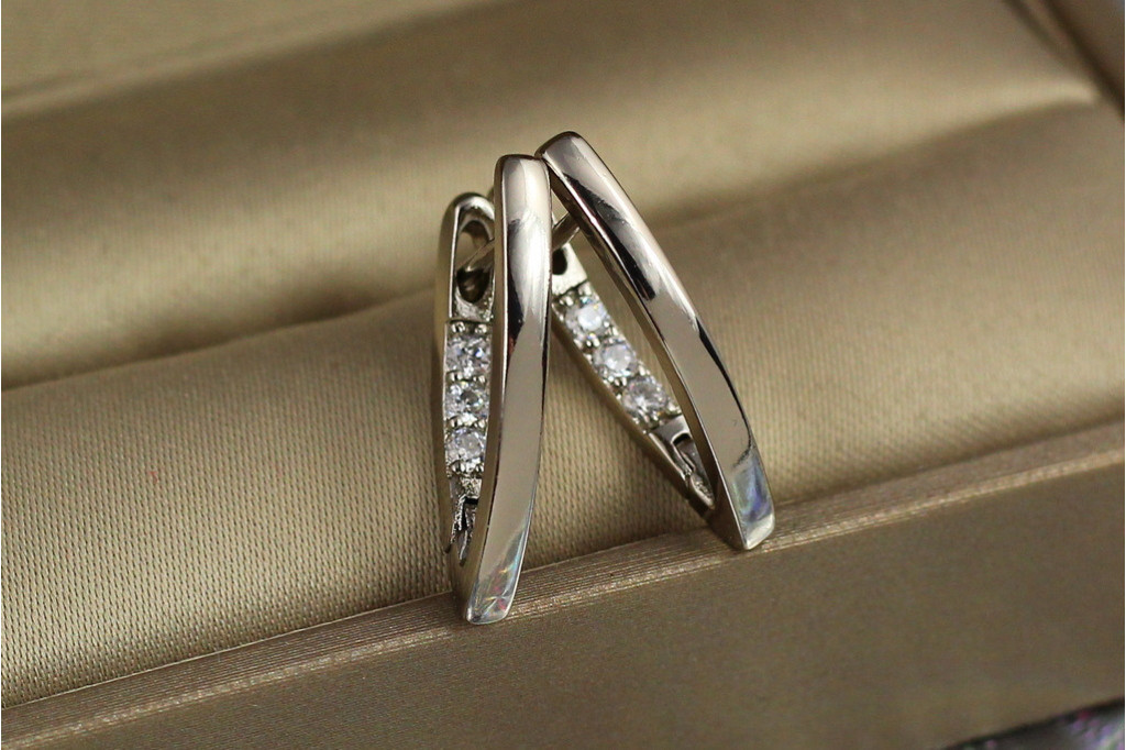 Серьги  Xuping Jewelry стрелки с камнями сзади 2 см серебристые