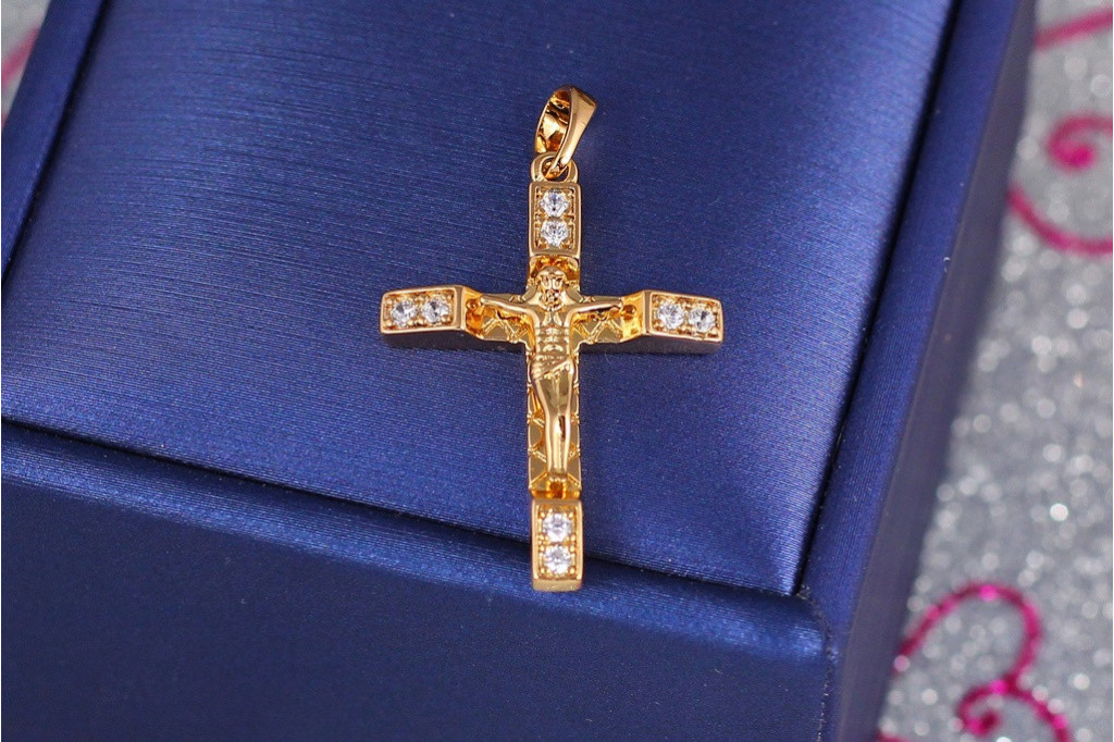 Крестик Xuping Jewelry ровные края с мелкими камнями 3 см золотистый