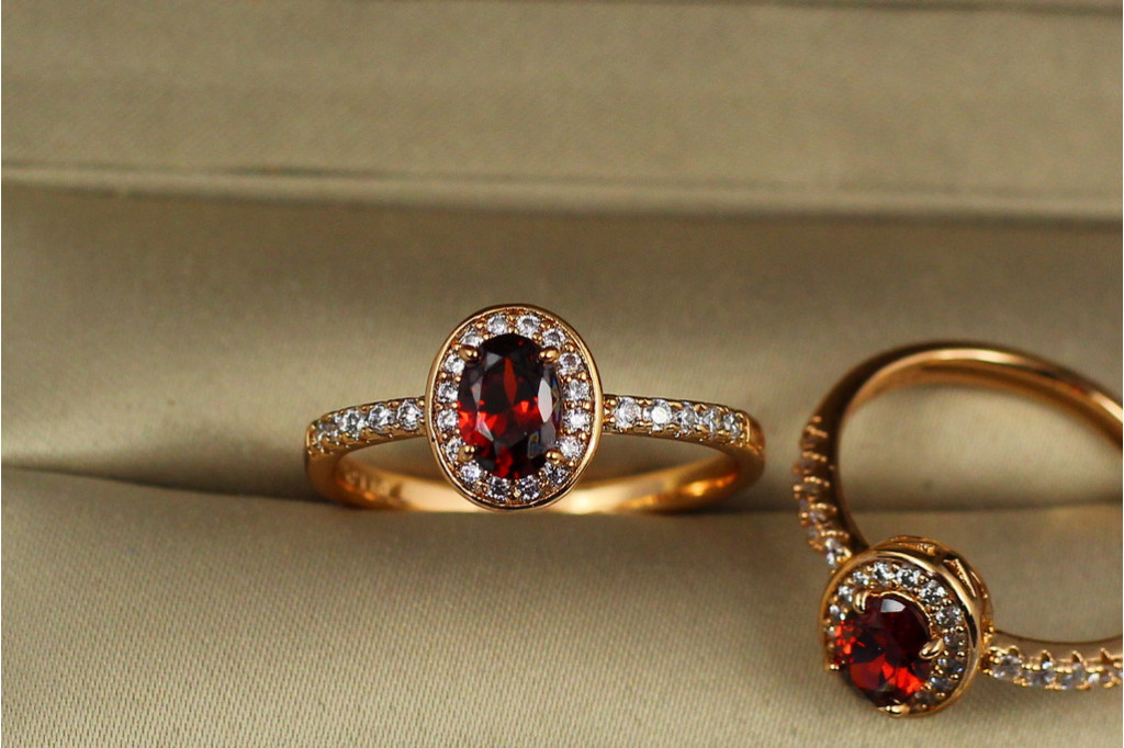 Кільце Xuping Jewelry червоний овальний фіаніт у колі білих каменів р 17 золотисте