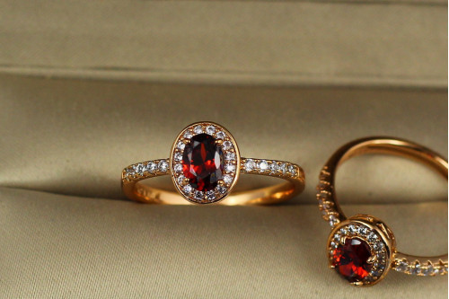 Кільце Xuping Jewelry червоний овальний фіаніт у колі білих каменів р 17 золотисте
