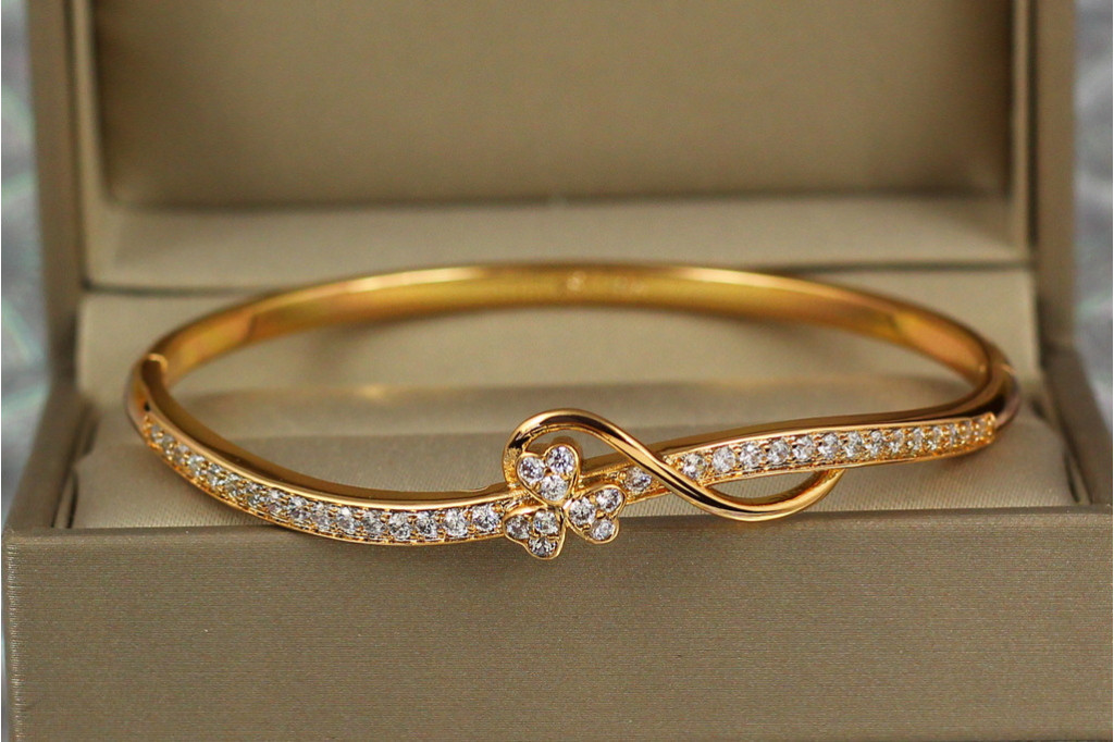 Браслет бэнгл  Xuping Jewelry счастливый клевер 57 мм 10 мм на руку от 16 см до 18 см золотистый