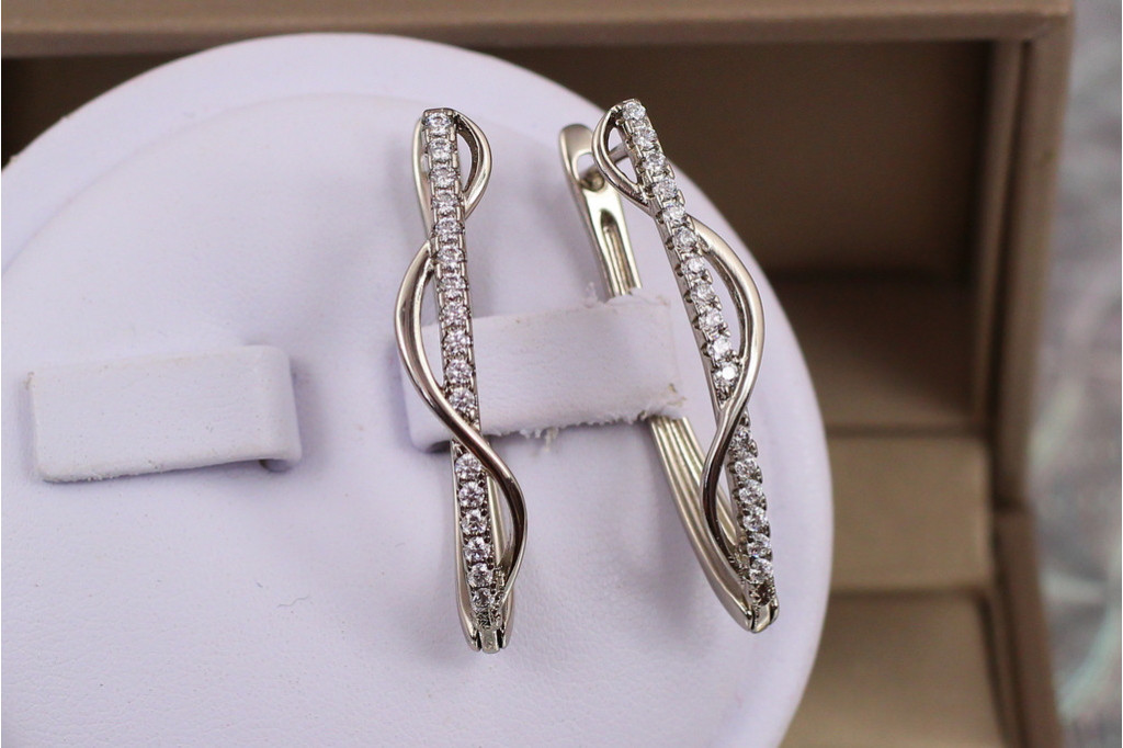Сережки Xuping Jewelry тонка доріжка фіанітів обвита змійкою 3.3 см сріблясті