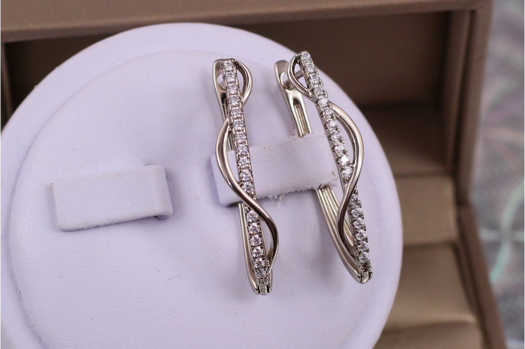 Сережки Xuping Jewelry тонка доріжка фіанітів обвита змійкою 3.3 см сріблясті