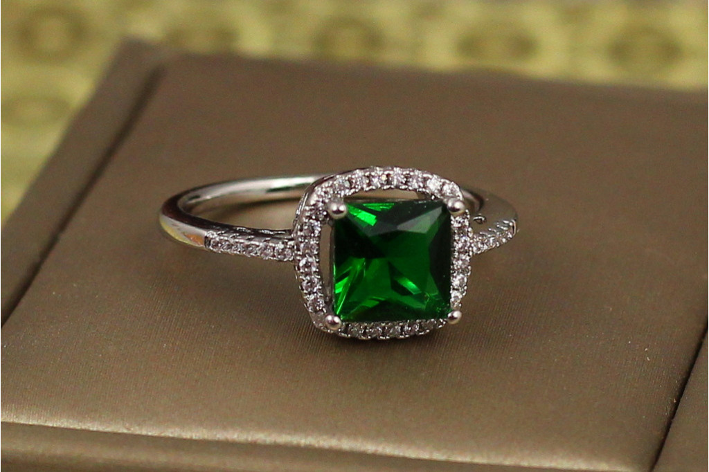 Кільце Xuping Jewelry зелений квадрат в оправі з дрібних фіанітів 18 р сріблясте