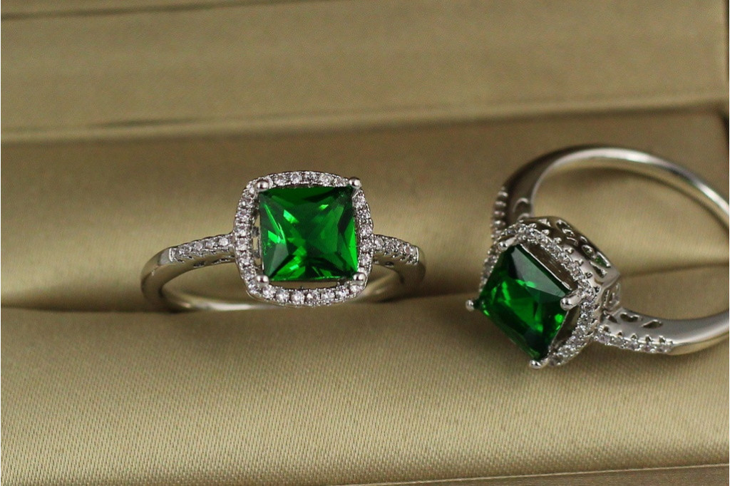 Кільце Xuping Jewelry зелений квадрат в оправі з дрібних фіанітів 18 р сріблясте