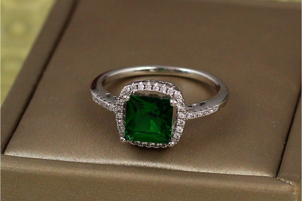 Кільце Xuping Jewelry зелений квадрат в оправі з дрібних фіанітів 18 р сріблясте