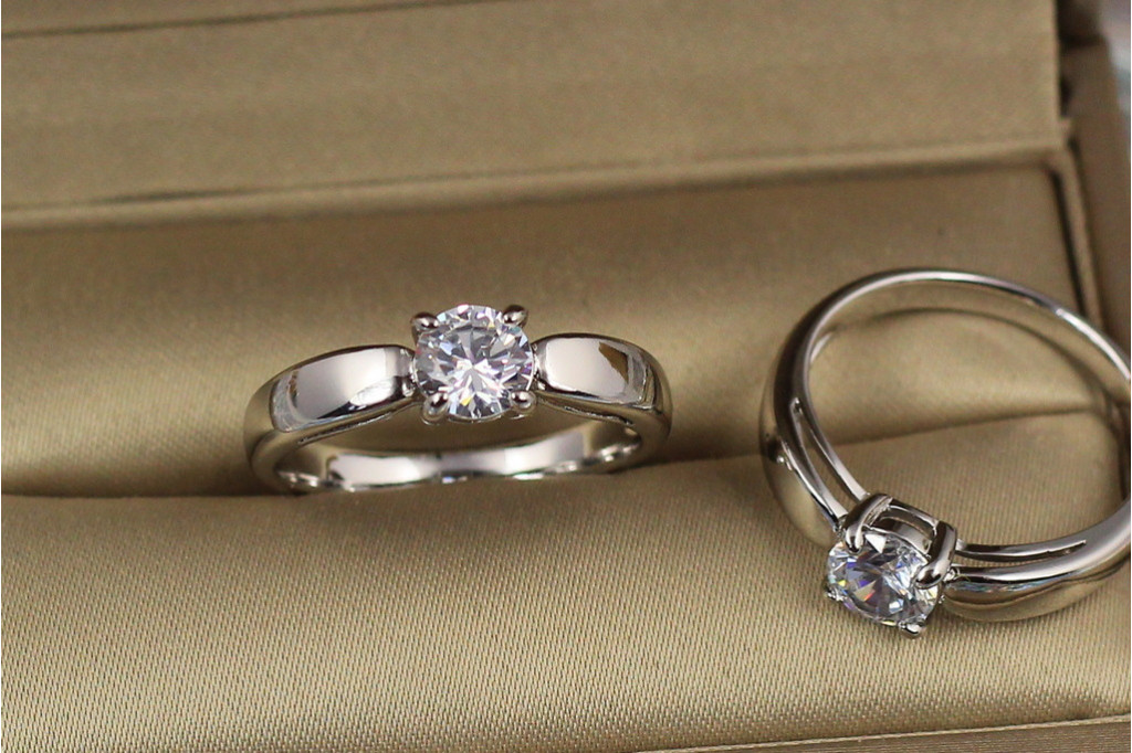 Кольцо Xuping Jewelry камень 6 мм 20 р серебристое
