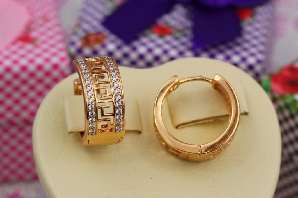 Серьги Xuping Jewelry с греческим узором по краям дорожки из камешков 1.8 см золотистые