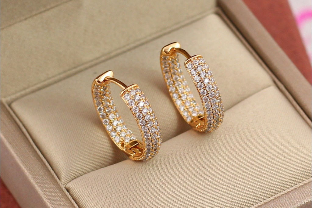 Сережки Xuping Jewelry кільця з трьома доріжками з каменів усередині 1.8 см 5 мм золотисті
