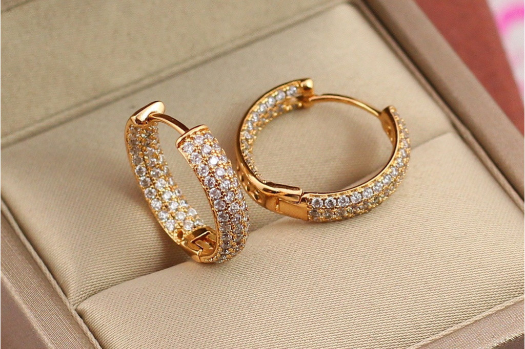 Сережки Xuping Jewelry кільця з трьома доріжками з каменів усередині 1.8 см 5 мм золотисті
