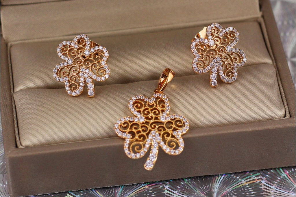 Набор Xuping Jewelry серьги и кулон клевер золотистый