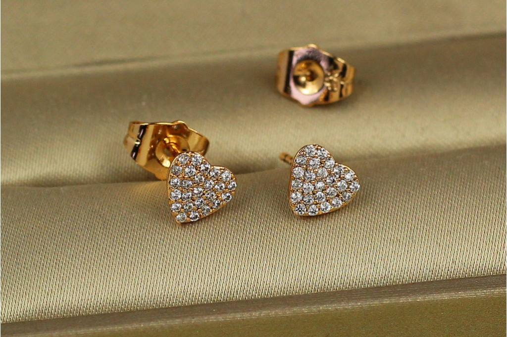 Серьги гвоздики Xuping Jewelry плоское сердечко из камешков 6 мм золотистые