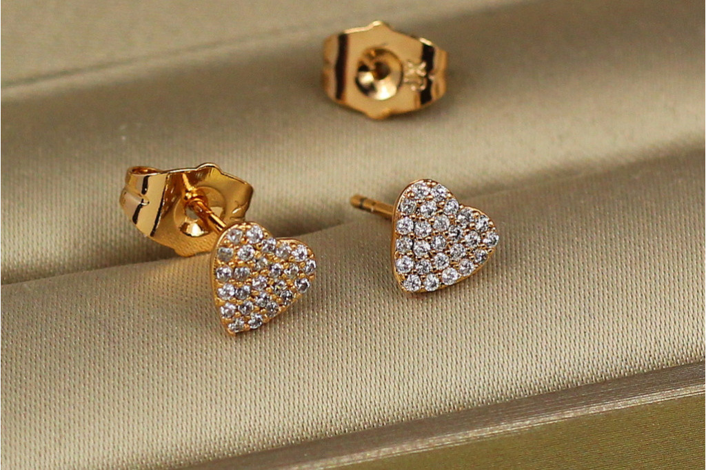 Серьги гвоздики Xuping Jewelry плоское сердечко из камешков 6 мм золотистые