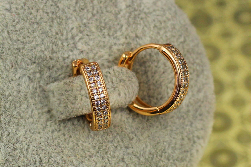 Сережки Xuping Jewelry кільця з камінням бортики по краях 1.5 см золотисті