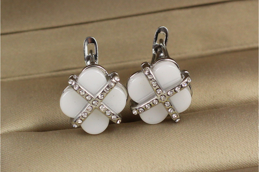 Серьги  Xuping Jewelry клевер с камнями накрест с белой керамикой  1.3 см серебристые