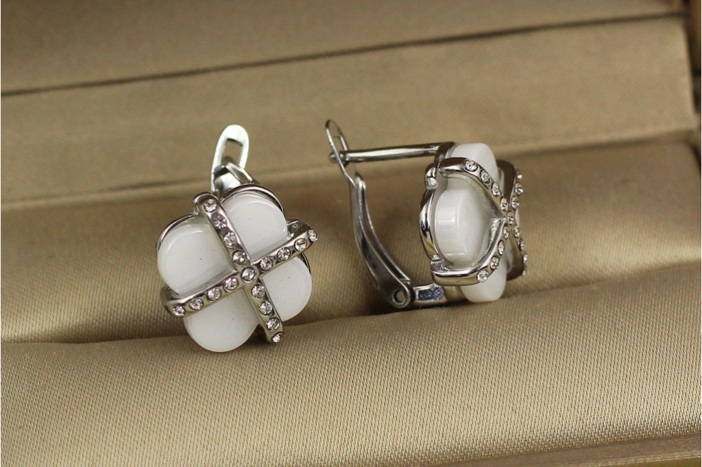 Серьги  Xuping Jewelry клевер с камнями накрест с белой керамикой  1.3 см серебристые