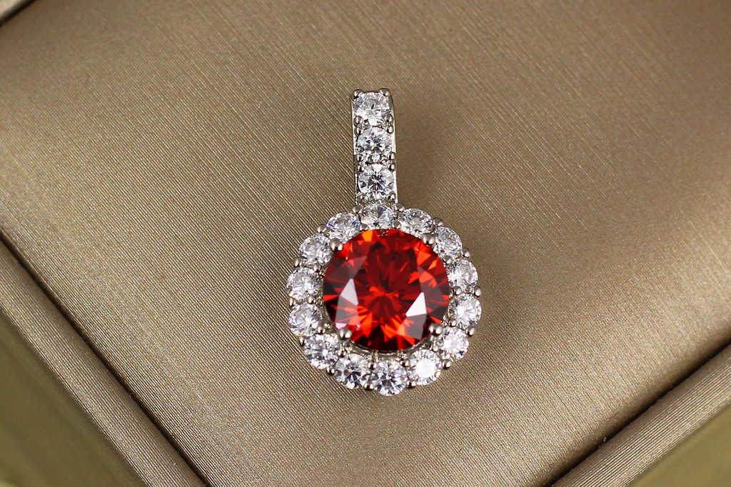 Кулон Xuping Jewelry круглый красный камень в ободке из фианитов 2.3 см серебристый