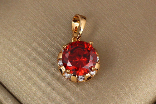 Кулон Xuping Jewelry красный камень в оправе из белых фианитов 11 мм золотистый