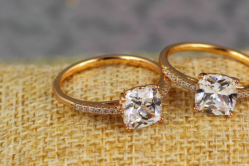 Кольцо Xuping Jewelry квадратный фианит с дорожками по бокам  р 19 золотистое