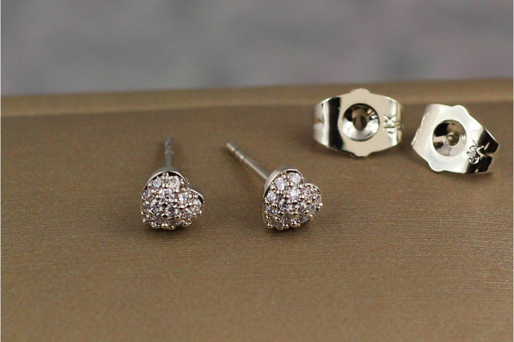 Серьги гвоздики  Xuping Jewelry сердечки с мелкими камешками 5 мм серебристые