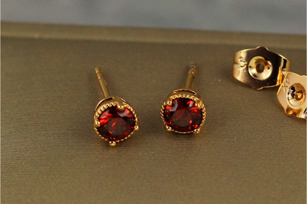 Серьги гвоздики  Xuping Jewelry красный фианит в ободке из точек 5 мм золотистые