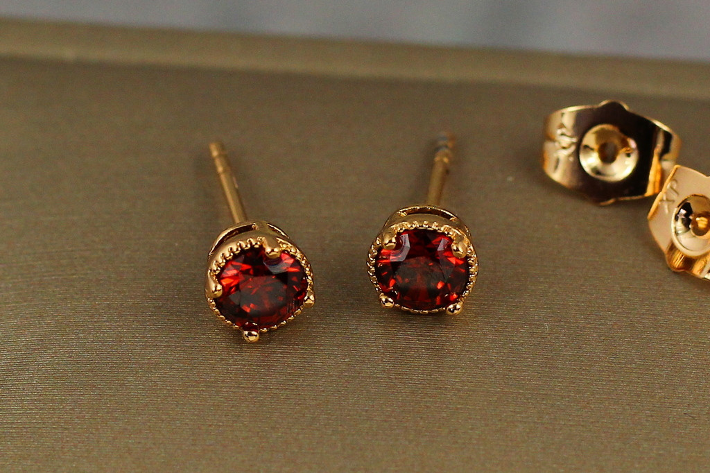 Серьги гвоздики  Xuping Jewelry красный фианит в ободке из точек 5 мм золотистые