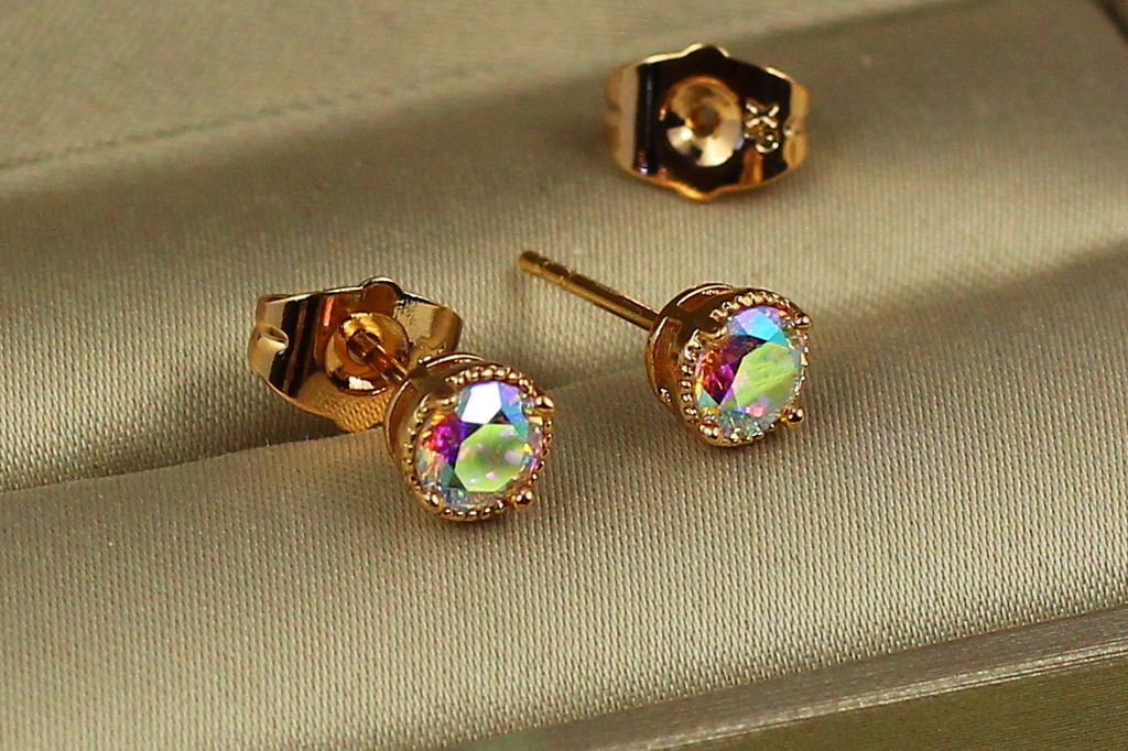 Сережки гвоздики Xuping Jewelry фіаніт хамелеон в обідку з точок 5 мм золотисті