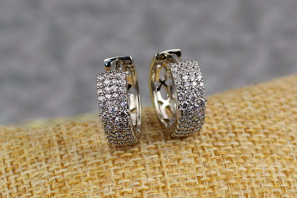 Сережки кільця Xuping Jewelry широкі з дрібних фіанітів посередині квіточок 1.5 см сріблясті