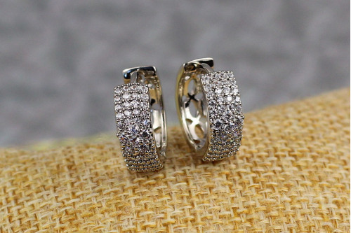 Сережки кільця Xuping Jewelry широкі з дрібних фіанітів посередині квіточок 1.5 см сріблясті