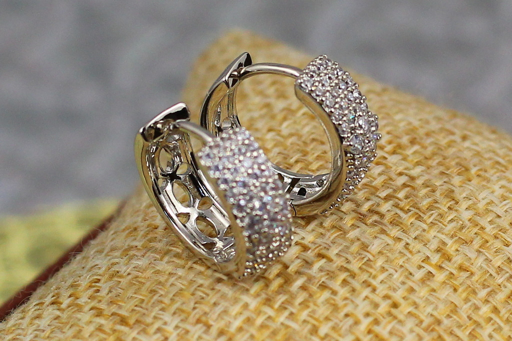 Сережки кільця Xuping Jewelry широкі з дрібних фіанітів посередині квіточок 1.5 см сріблясті