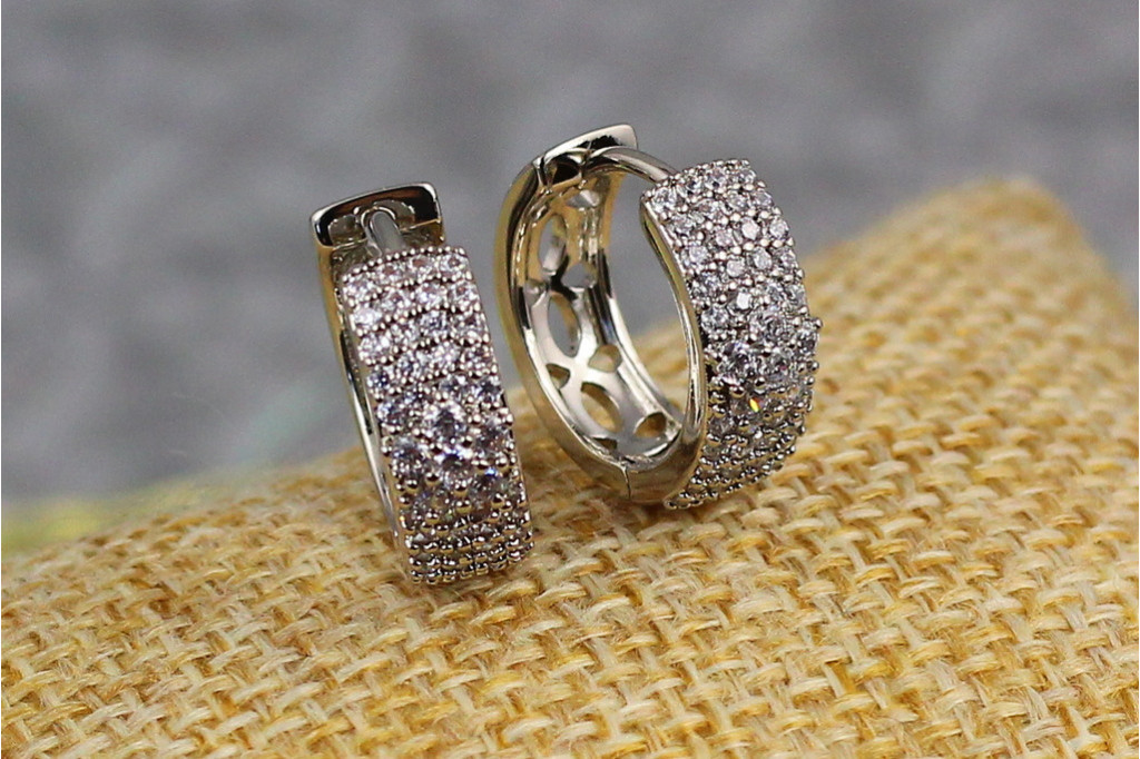 Сережки кільця Xuping Jewelry широкі з дрібних фіанітів посередині квіточок 1.5 см сріблясті