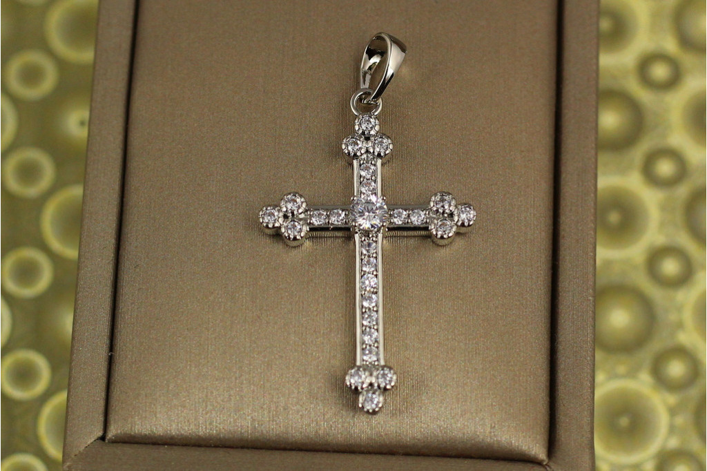 Крестик Xuping Jewelry фианиты в оправе в центре крупный камень 3,3 см серебристый
