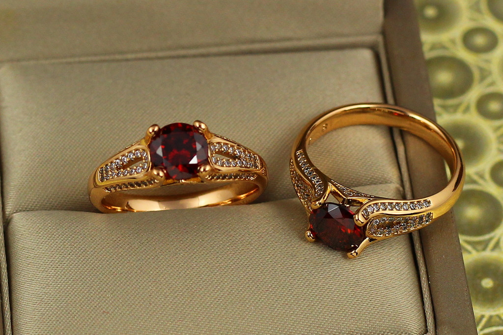 Кільце Xuping Jewelry вишневий аромат з червоним каменем р 16 золотисте