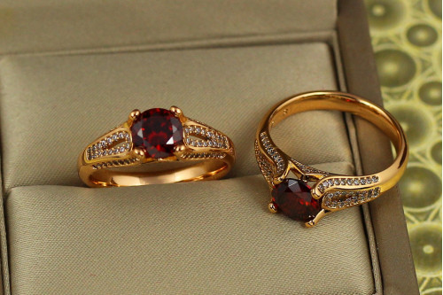 Кольцо Xuping Jewelry вишневый аромат с красным камнем р 20  золотистое