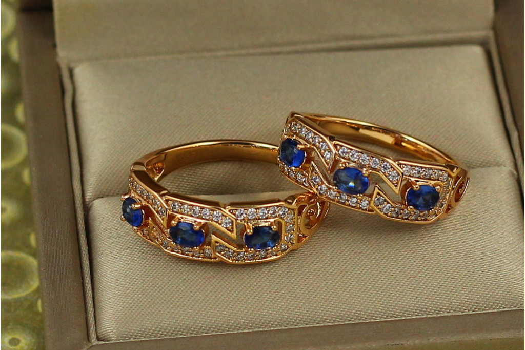 Кольцо Xuping Jewelry волнорез с синими камнями р 18  золотистое