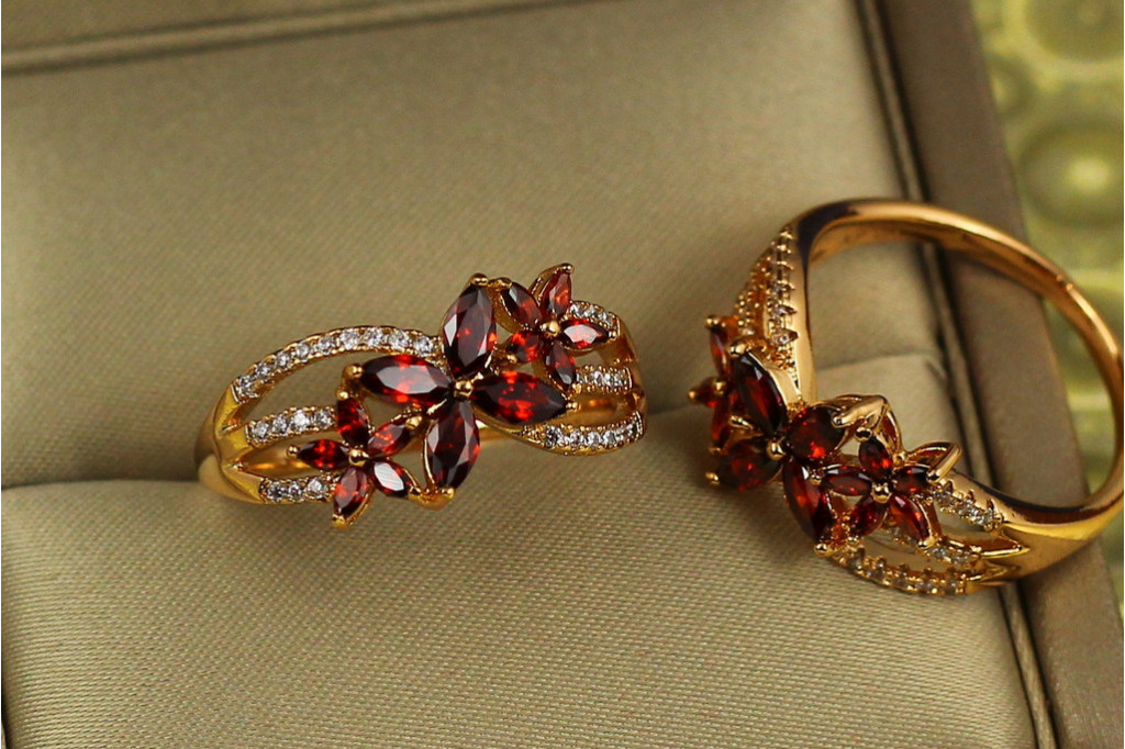 Кільце Xuping Jewelry квітучий сад із червоним камінням р 18 золотисте