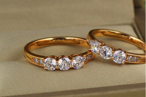 Кольцо Xuping Jewelry тройка с белыми камнями р 19  золотистое