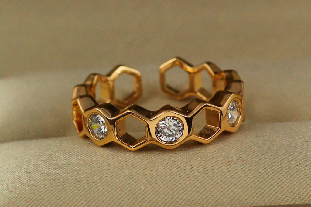 Кольцо Xuping Jewelry пчелиные соты  раздвижное р 17  золотистое